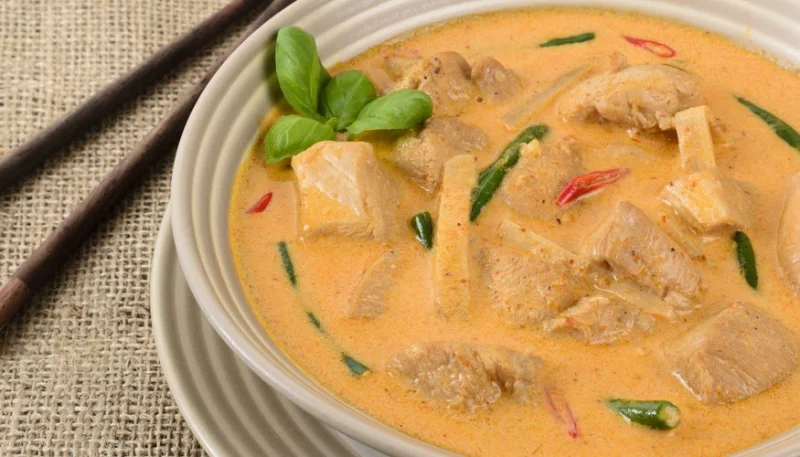 Curry de poulet au basilic