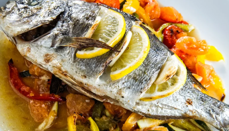 Dorade farcie aux herbes et au citron