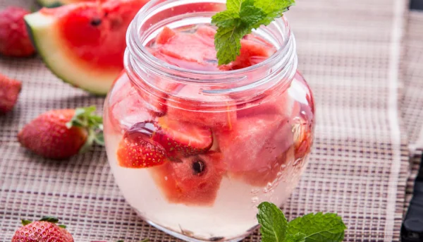 Eau detox à la fraise, pastèque et menthe