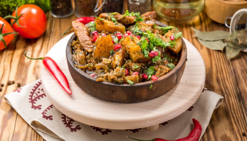 Émincé de bœuf aux oignons et aux poivrons