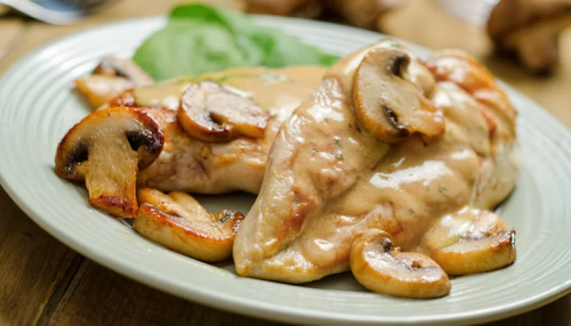 Escalopes de poulet à la crème et aux champignons