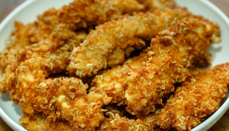 Escalopes de poulet panées aux corn flakes et cacahuètes