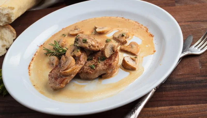 Escalopes de veau à la crème et aux champignons de Paris