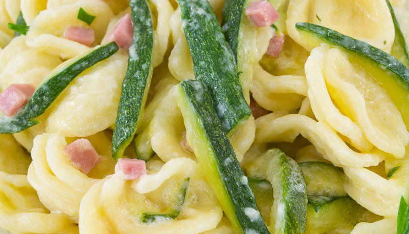 Farfalles aux courgettes, jambon et vache qui rit