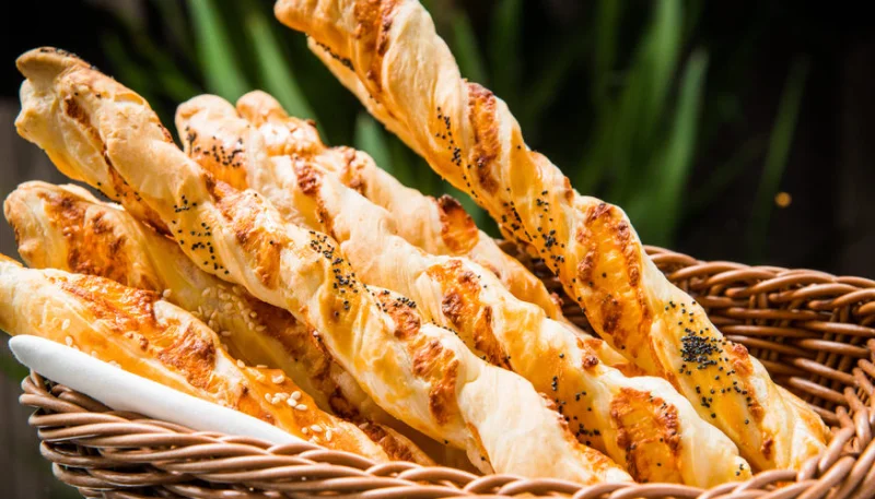 Feuilletés torsadés au fromage frais et oignons frits