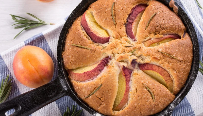 Gâteau à l'abricot et à la pêche à la poêle