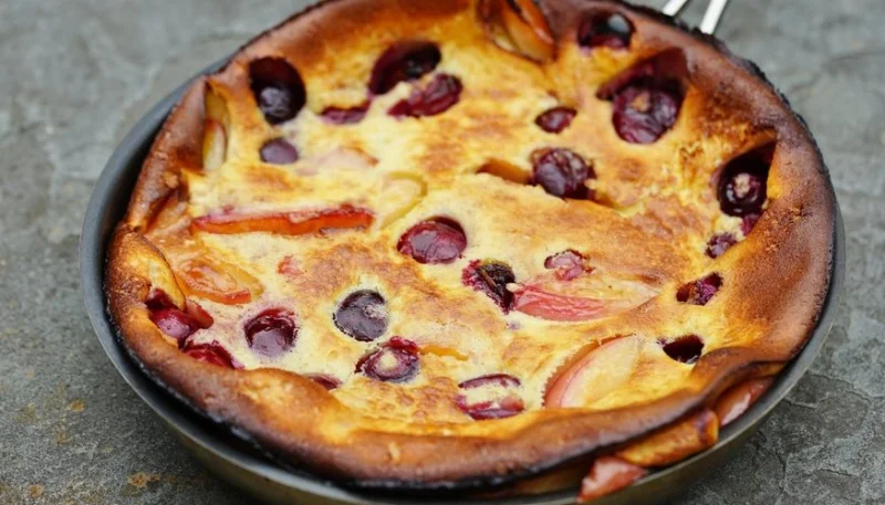 Gâteau aux nectarines et cerises à la poêle