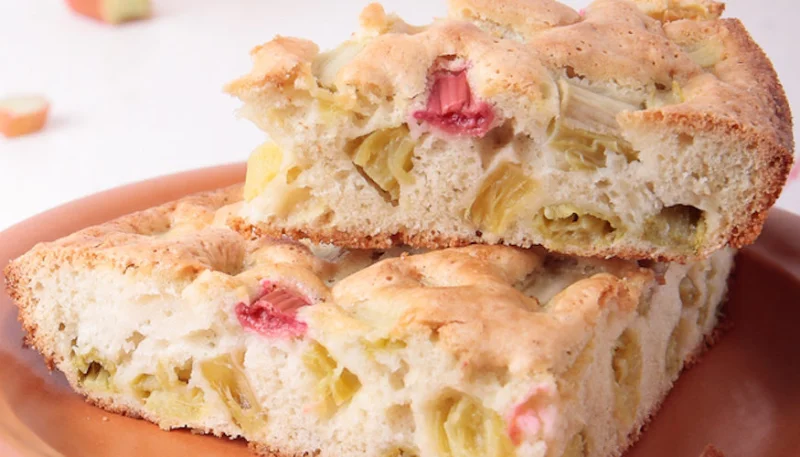 Gâteau moelleux à la rhubarbe