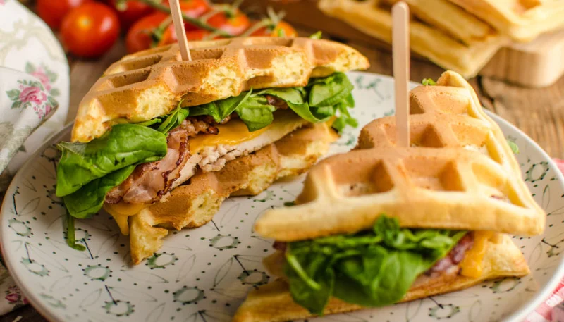 Gaufres de pomme de terre au jambon et au fromage