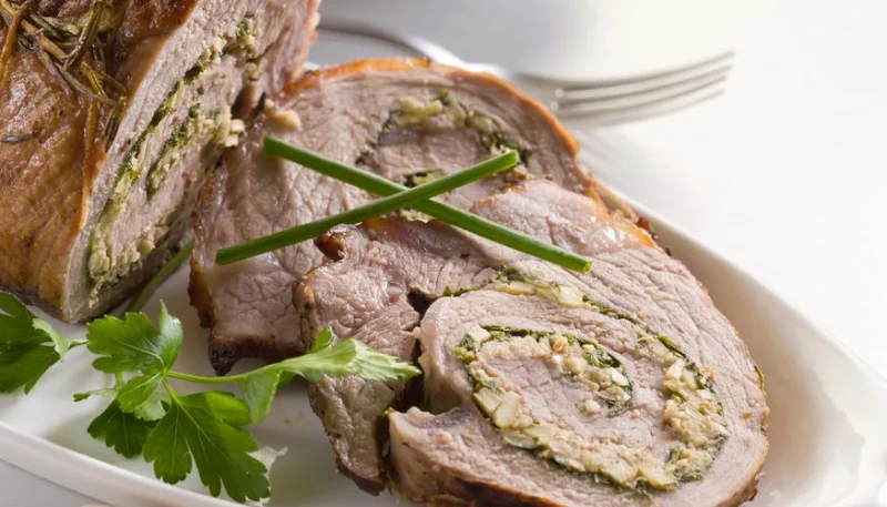 Gigot d'agneau farci au lard