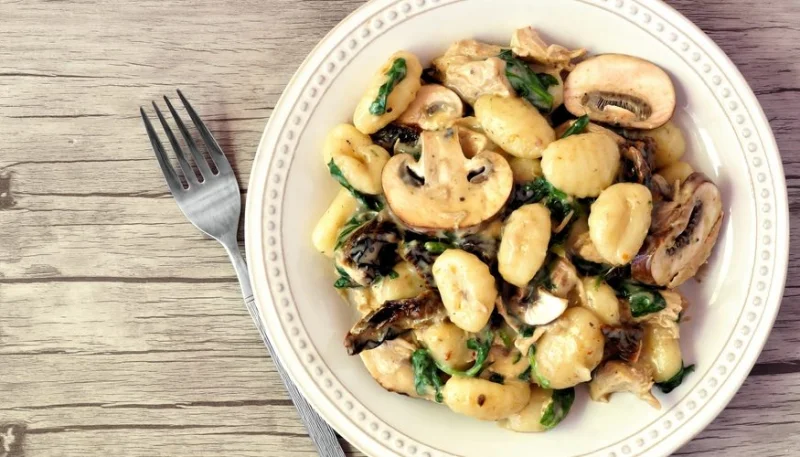 Gnocchi au poulet, épinards et champignons