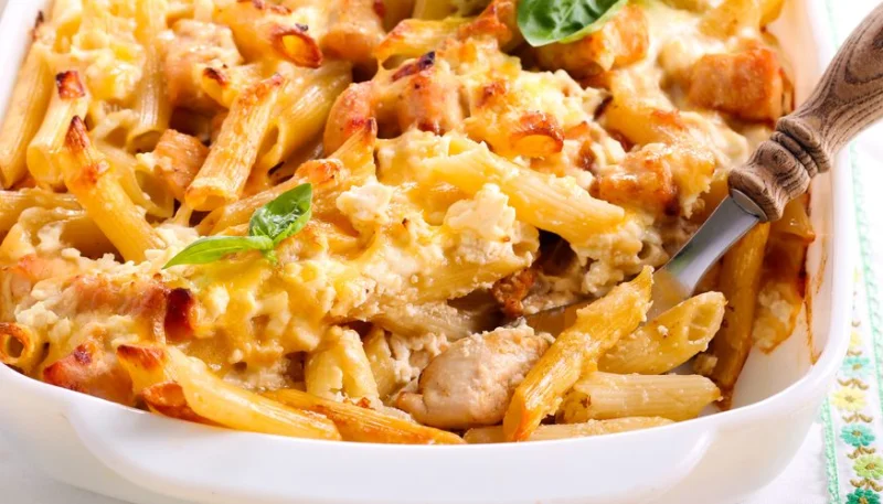 Gratin de pâtes au poulet et à la sauce tomate