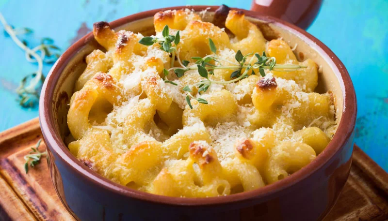 Gratin de pâtes au poulet et au cheddar