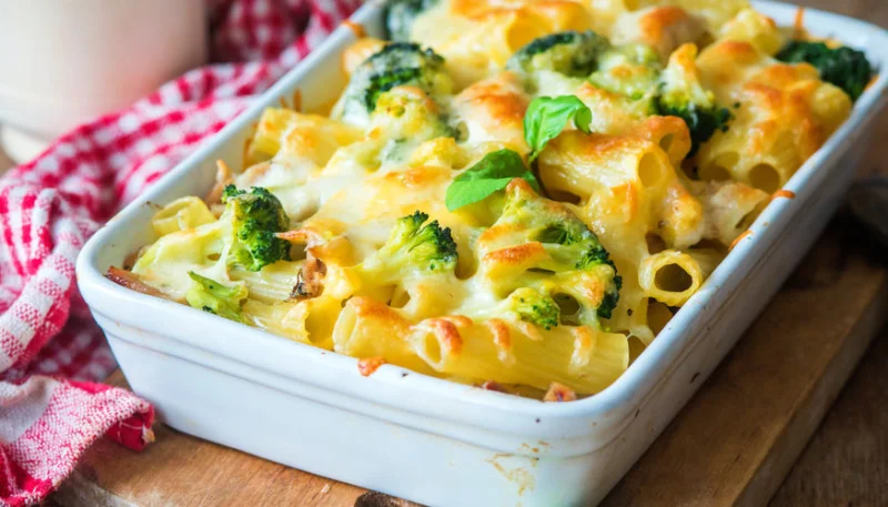 Gratin de pâtes aux brocolis, jambon et chèvre léger