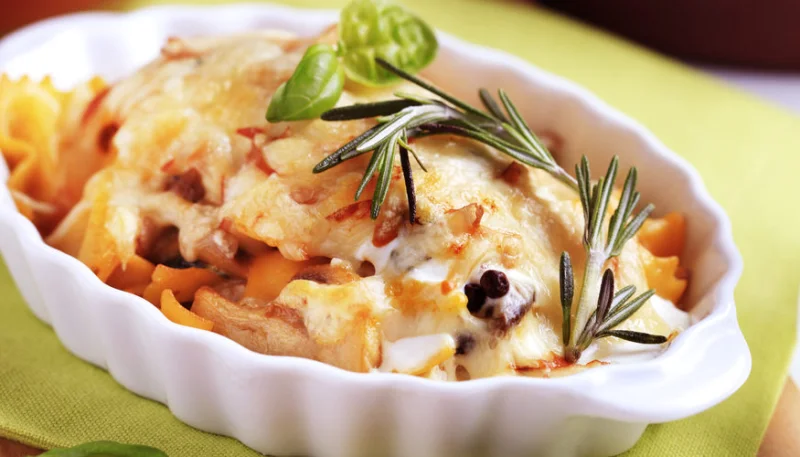 Gratin de pâtes aux lardons, reblochon et champignons