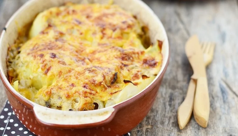 Gratin de pommes de terre, chou-fleur et saucisses