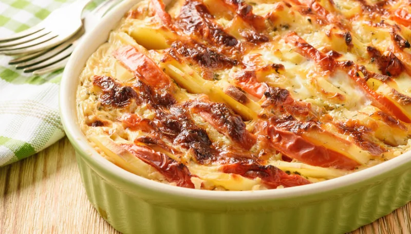 Gratin de pommes de terre, tomates et mozzarella