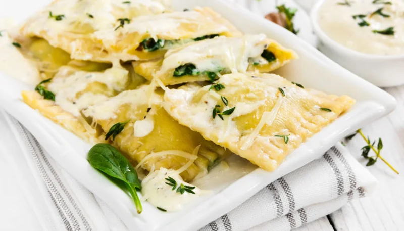 Gratin de raviolis aux petits pois et jambon