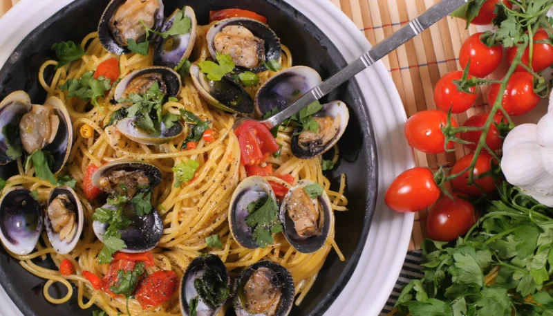Linguine aux palourdes et à la tomate