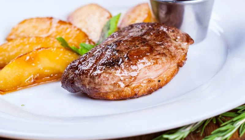 Magrets de canard aux pêches et épices