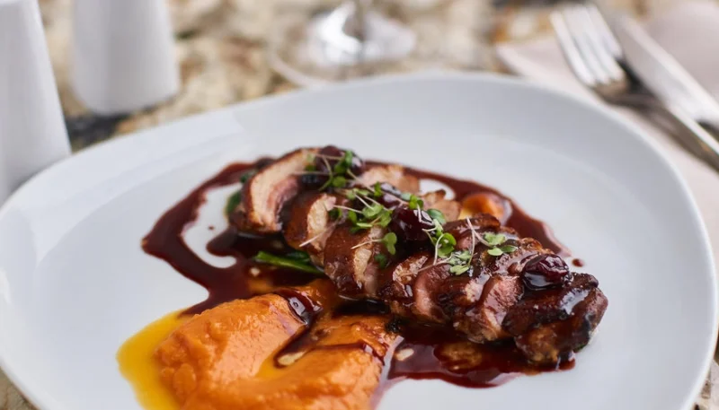 Magrets de canard sauce au vin rouge et échalotes