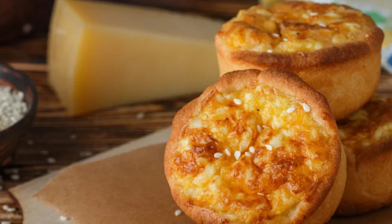 Mini-quiches sans pâte au parmesan et au jambon