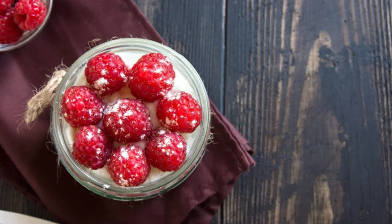 Mousse de citron aux framboises