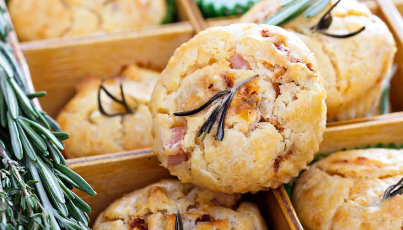 Muffins aux lardons et au caviar d'aubergine