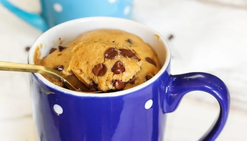 Mug cake au beurre de cacahuètes et pépites de chocolat
