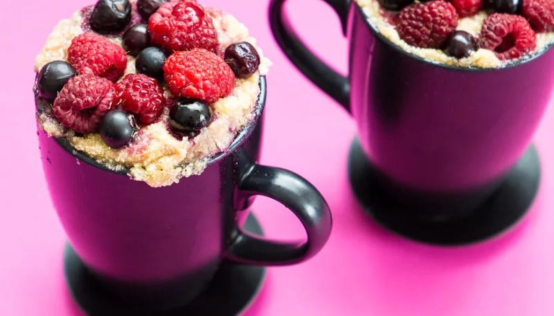 Mug cake aux fruits rouges