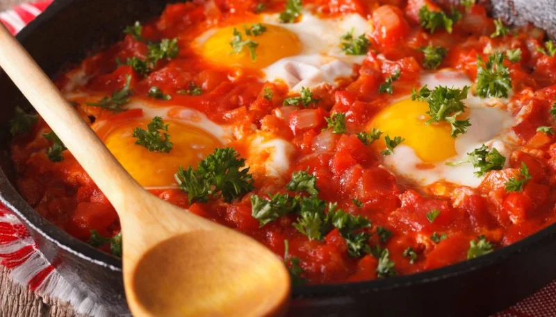 Oeufs au plat à la tomate