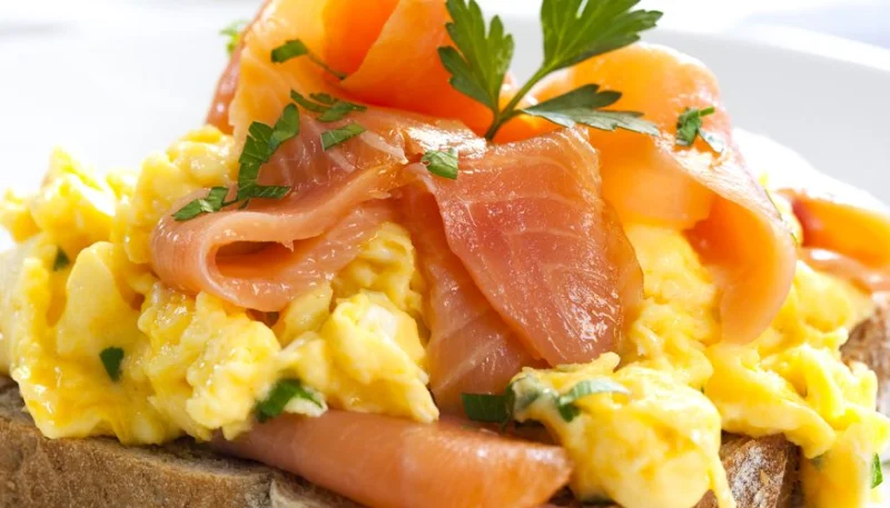 Oeufs brouillés au saumon