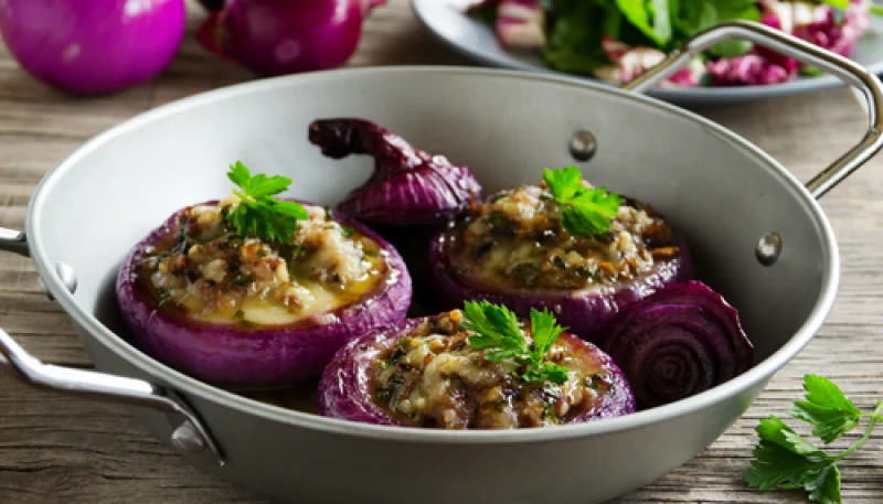 Oignons rouges farcis