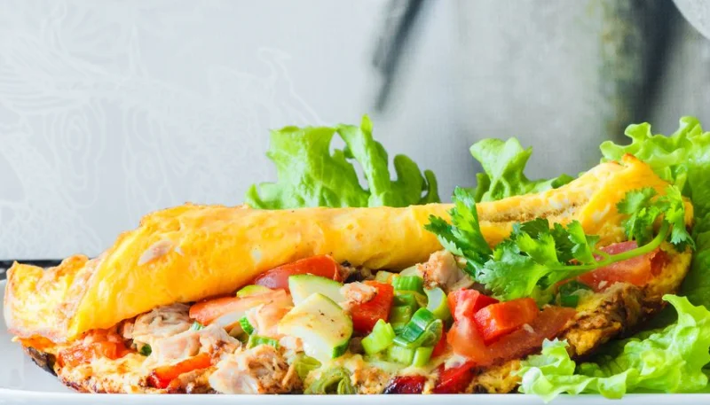 Omelette aux légumes et au thon