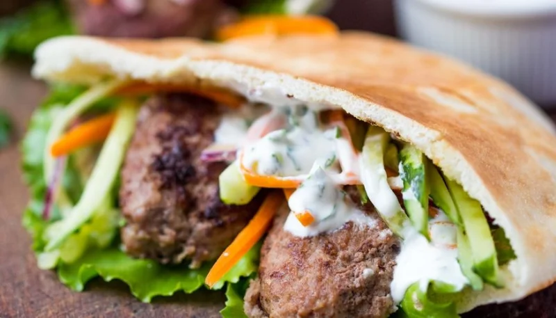 Pains pita au bœuf, sauce à la grecque