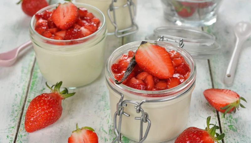 Panna cotta au lait de coco, fraises et citron vert