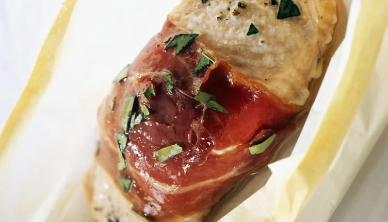 Papillote de saumon enroulé de jambon cru