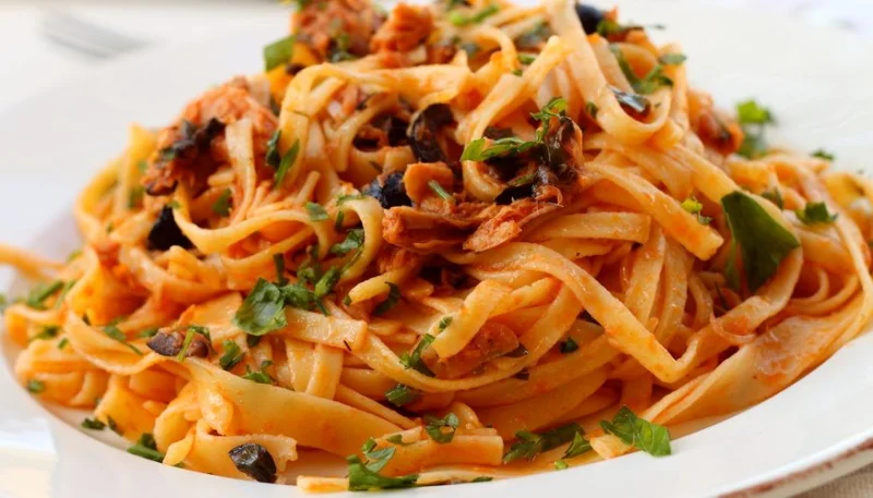 Pâtes au thon à la tomate et aux olives