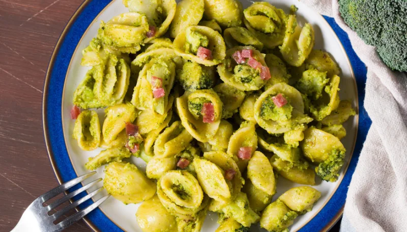 Pâtes aux brocolis et lardons