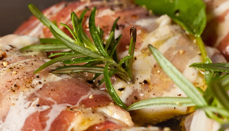 Paupiettes de poulet au lard et à l'estragon