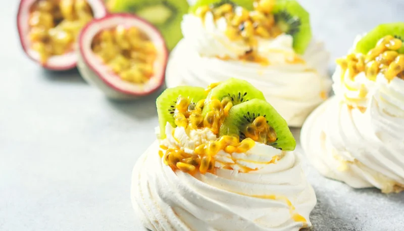 Pavlova aux kiwis et fruits de la passion