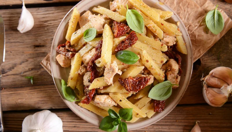 Penne au poulet et tomates séchées