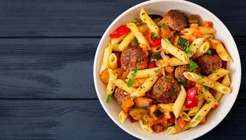 Penne aux boulettes de boeuf, courgettes et tomates