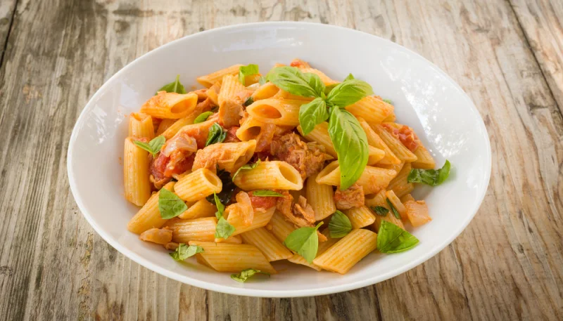 Penne au thon et sauce tomate au yaourt