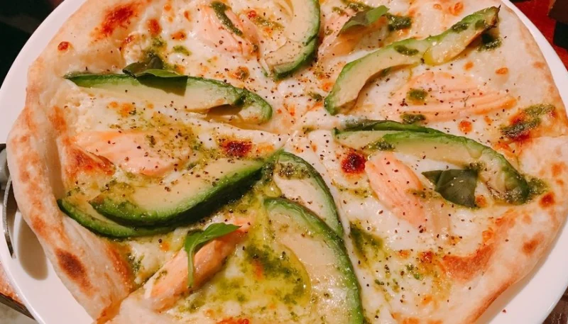 Pizza au saumon et avocat