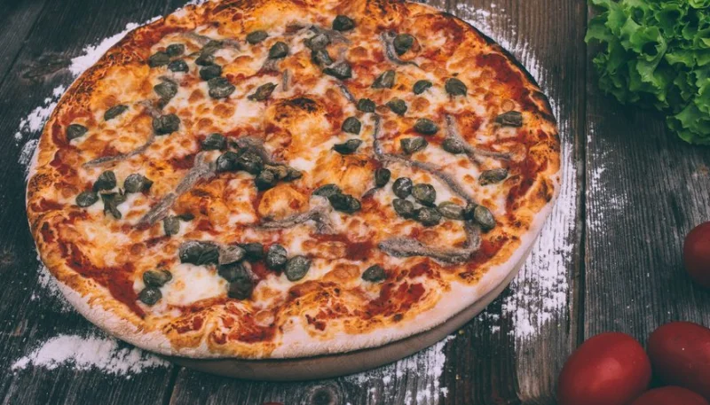Pizza aux anchois et câpres