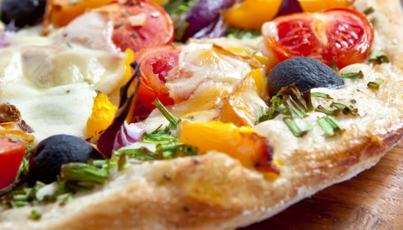 Pizza aux tomates cerise, poivrons marinés et mozzarella