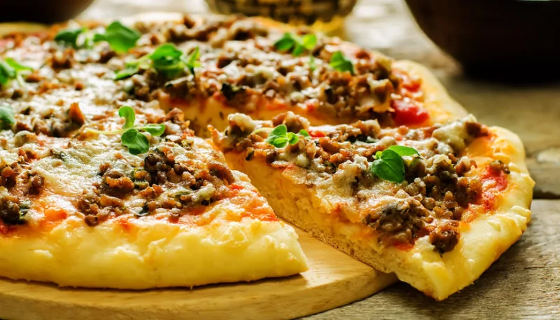 Pizza bolognaise