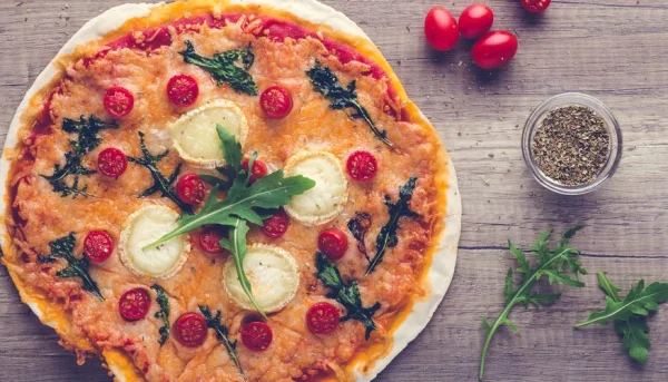 Pizza chèvre et tomates cerise