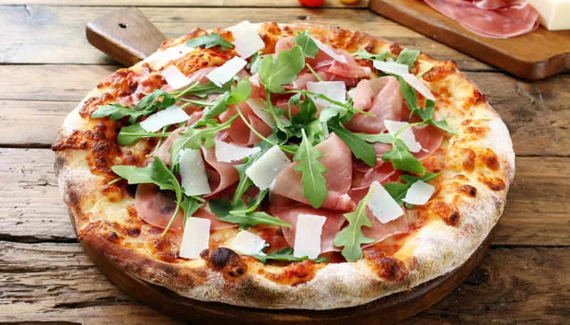 Pizza jambon cru et parmesan